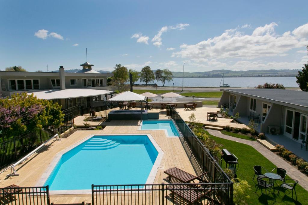 陶波Anchorage Resort Taupo NZ的享有度假村游泳池的顶部景致
