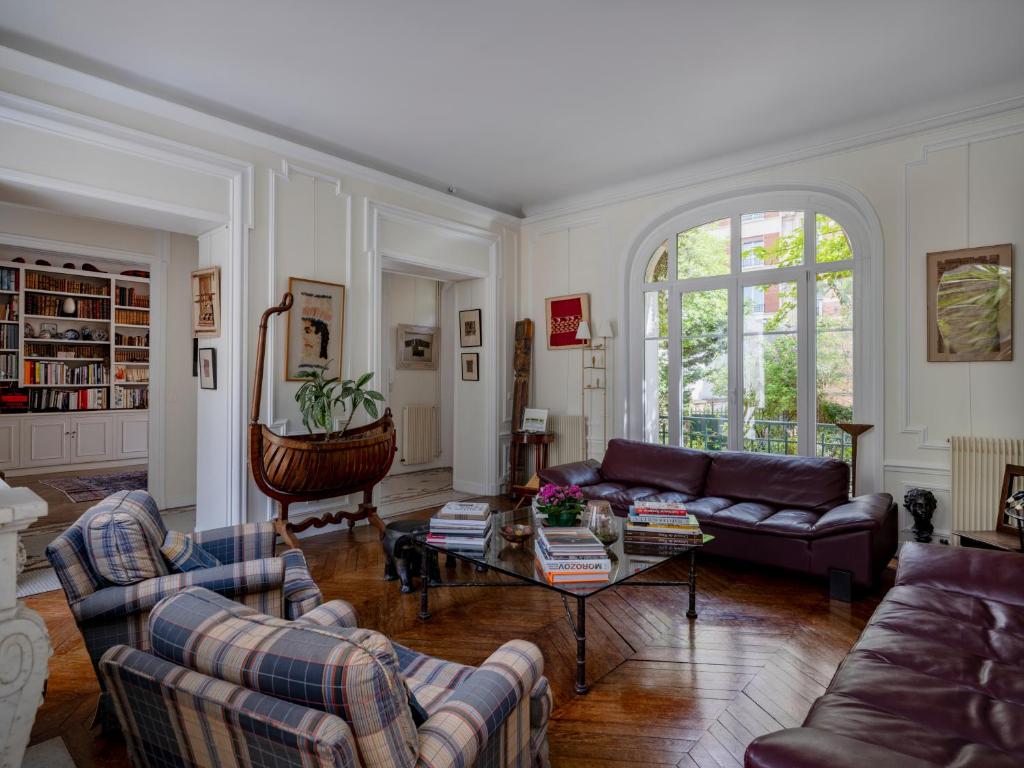 巴黎Paris Mozart Prestige Residence的客厅配有沙发和桌子