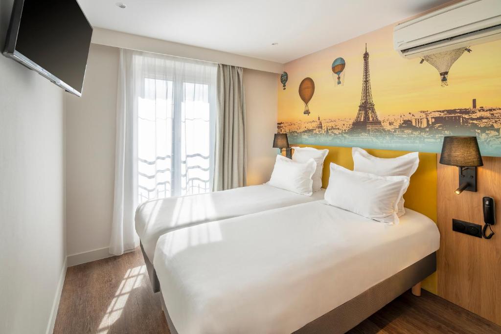 巴黎Hotel Apolonia Paris Mouffetard, Sure Hotel Collection by Best Western的享有艾菲尔铁塔景致的酒店客房内的两张床