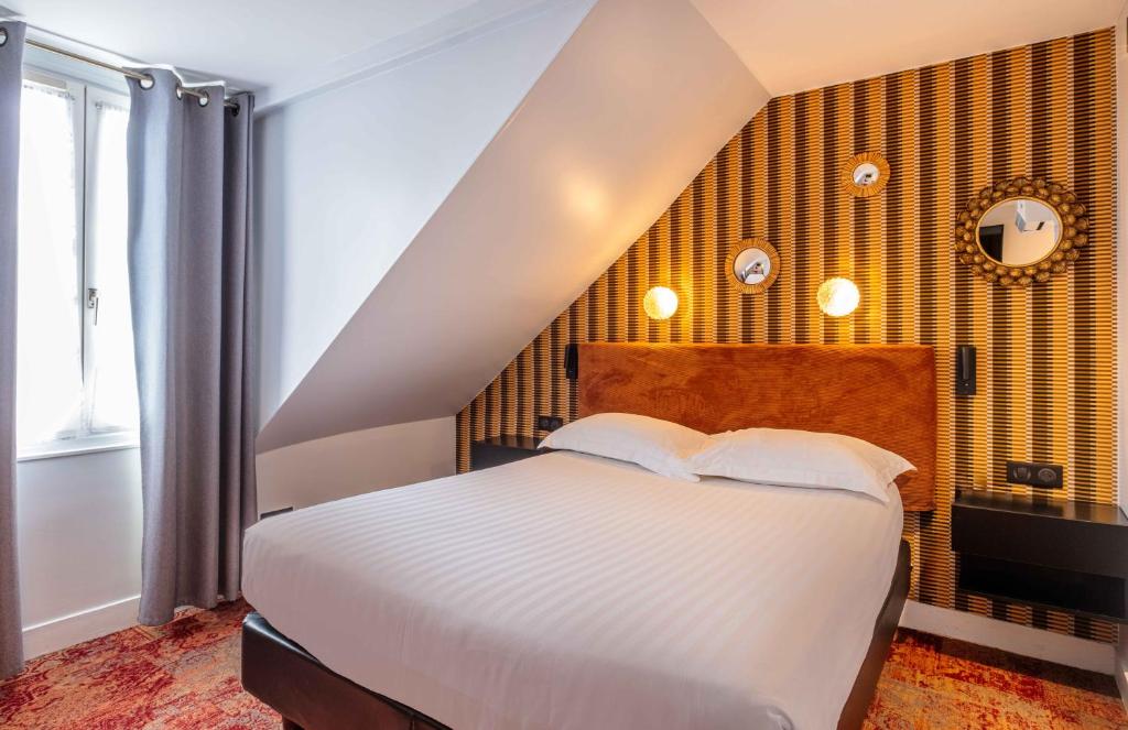 巴黎马雷娜酒店的卧室配有白色床和黄色墙