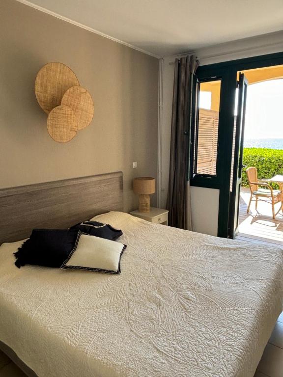 卡尔热斯Hotel Thalassa的一间卧室设有一张床,享有庭院的景色