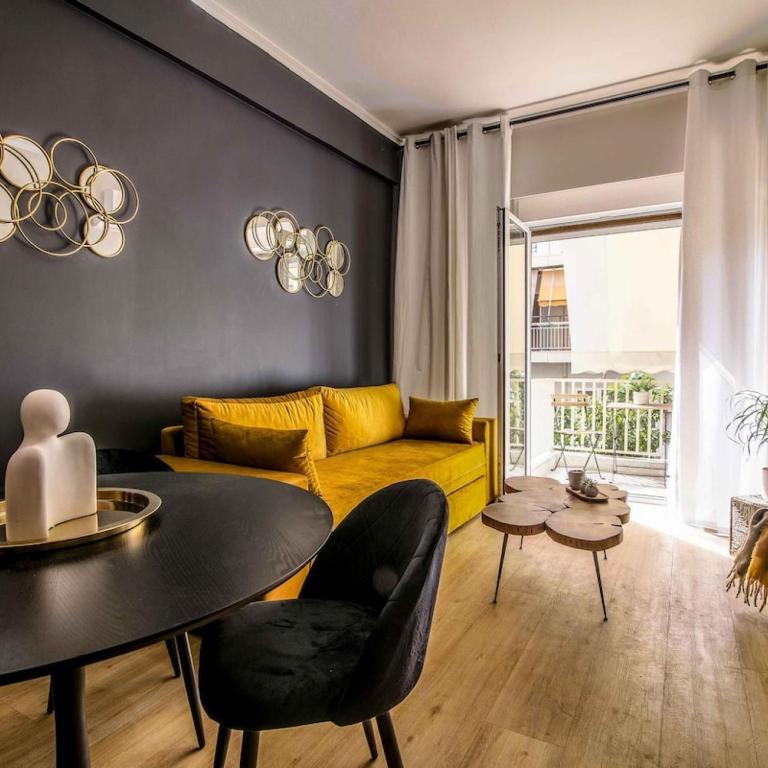 雅典Classy Apartment in Athens的客厅配有黄色的沙发和桌子