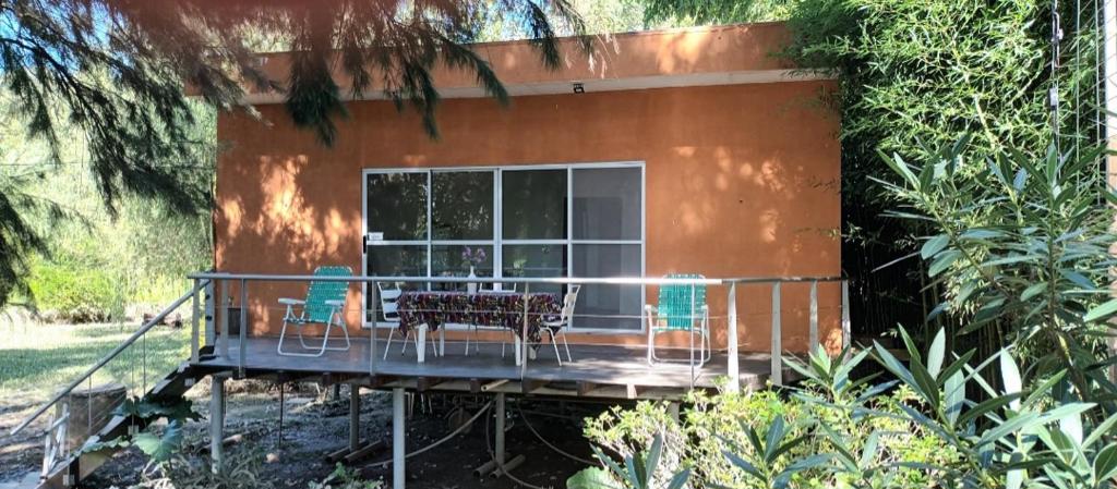 蒂格雷isla delta encantado的房屋设有1个带桌椅的甲板