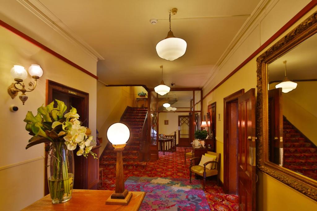 霍巴特阿斯特私人酒店的走廊上,桌子上放着花瓶