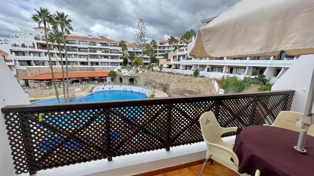圣米格尔德阿沃纳Parque Albatros的一个带游泳池的酒店阳台