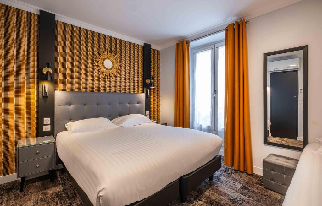 巴黎马雷娜酒店的一间卧室设有一张大床和一个大窗户