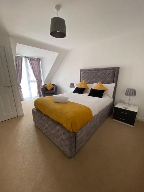 德比Kingsway House - Brand New Spacious 4 Bed Home From Home的一间卧室配有一张黄色毯子床