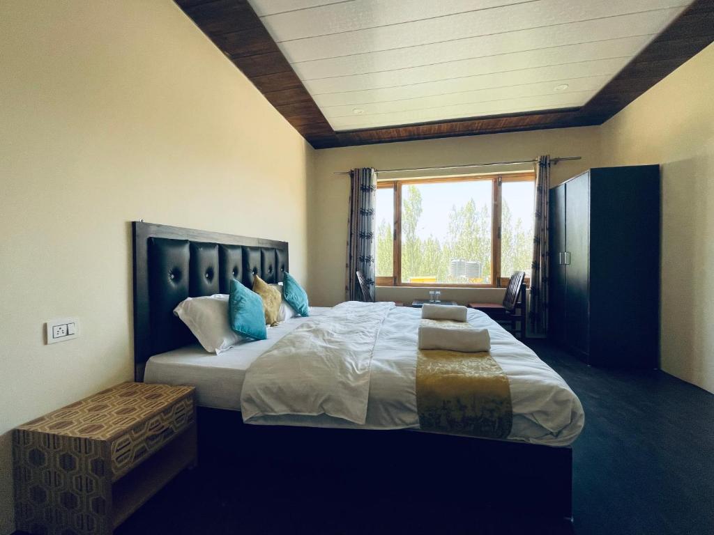 列城Zlatan Guest House的一间卧室设有一张大床和大窗户