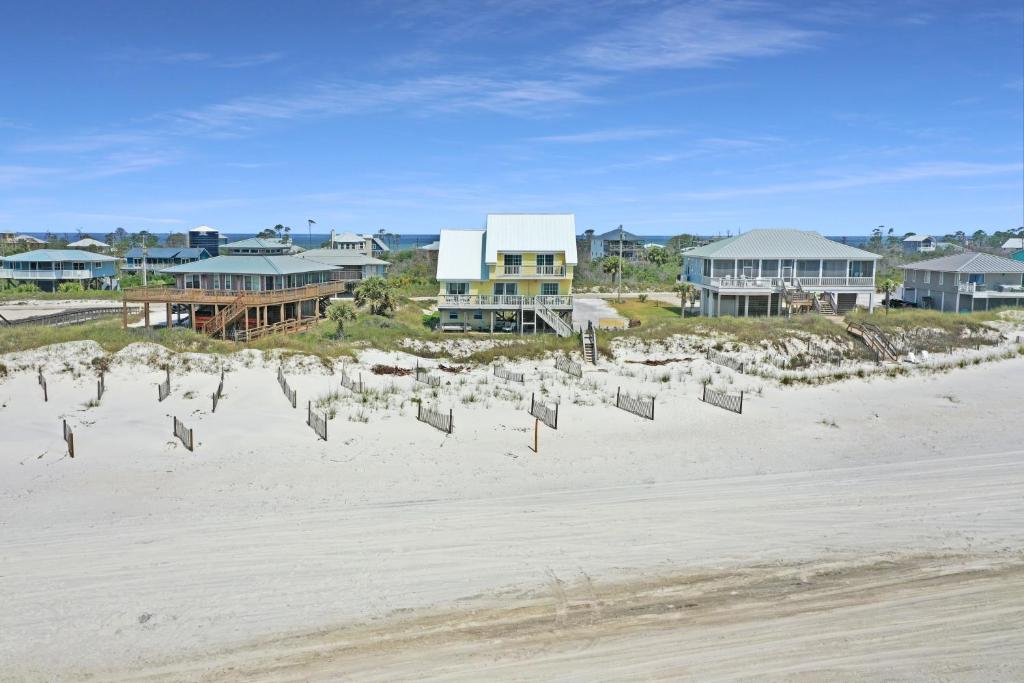 Cape San BlasPelican by Pristine Properties Vacation Rentals的沙滩上一群鸟儿的房子