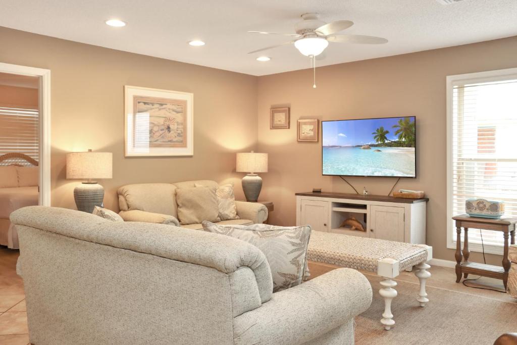 印第安帕斯Sea Gem 2 by Pristine Properties Vacation Rentals的带沙发和电视的客厅