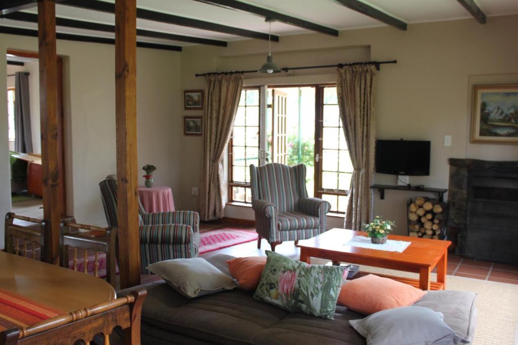 德尔斯特鲁姆Cottage Suikerbekkie的客厅配有沙发和桌子