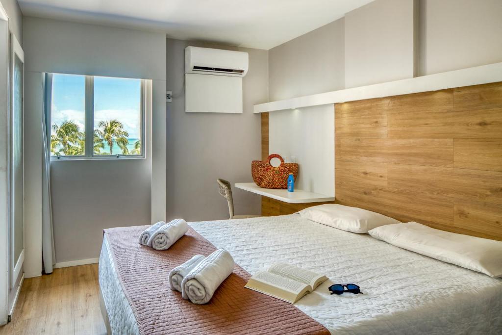 马塞约Hotel Costamar Ponta Verde的一间卧室配有带毛巾的床