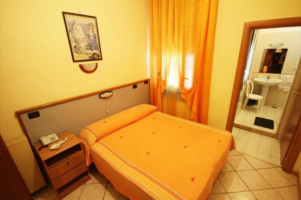 那不勒斯卡萨诺瓦酒店的一间带床的小卧室和一间浴室