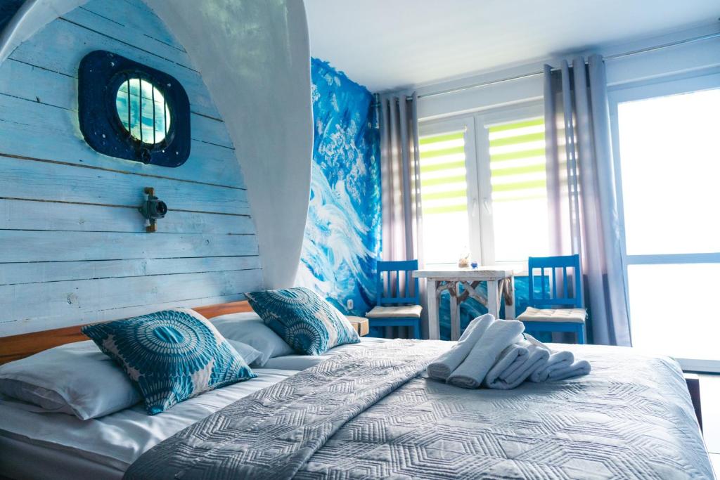 加茨比亚格拉K 2的一间卧室配有一张蓝色墙壁的床