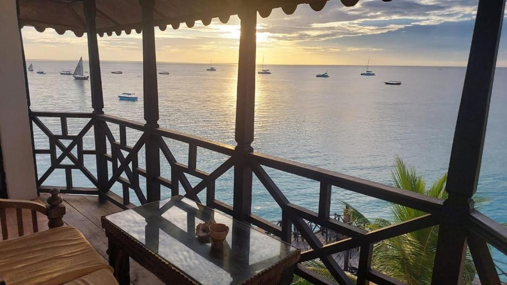 南威兰戈兰戈海滩简易别墅酒店的房屋的阳台享有海景。