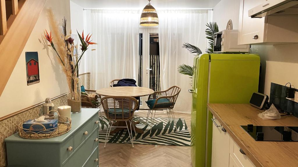 布格奈斯Voyage à Cocoa Beach的厨房配有桌子和绿色冰箱。