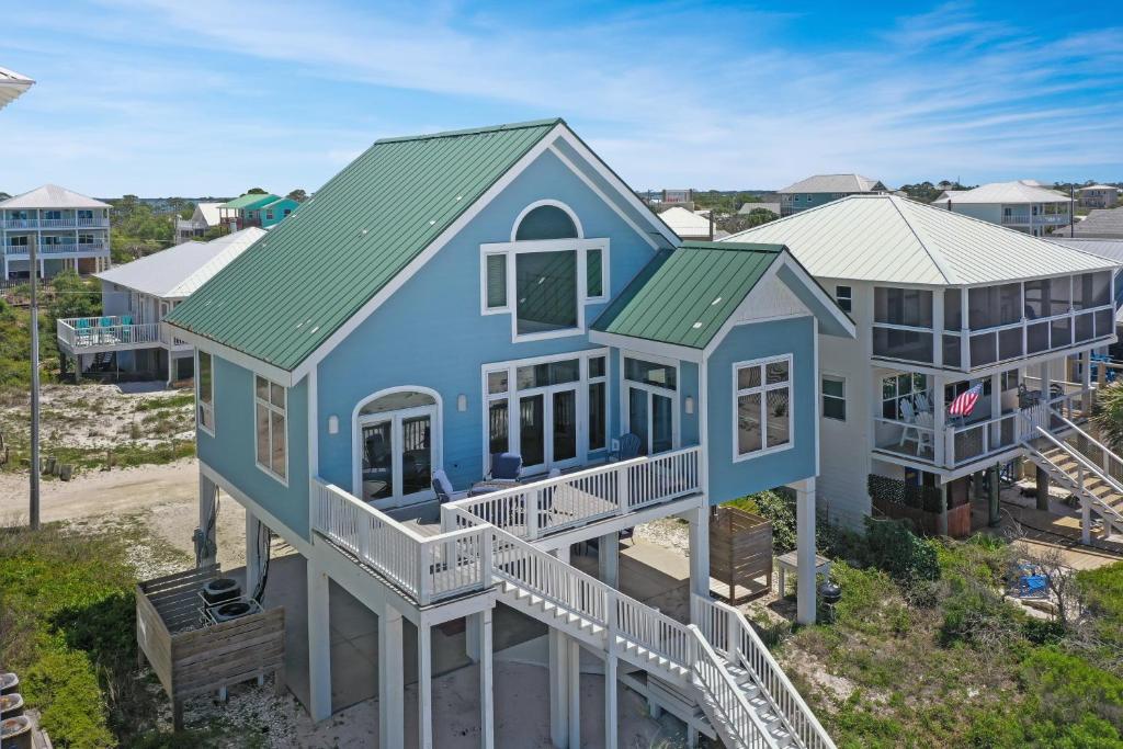 Cape San BlasLa Mer by Pristine Properties Vacation Rentals的享有绿色屋顶房屋的空中景致