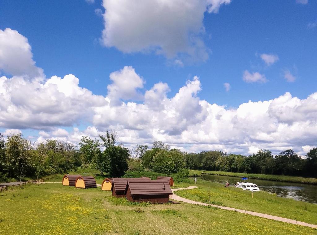 Luthenay-UxeloupLa Halte du Canal的田野上带帐篷和长凳的公园