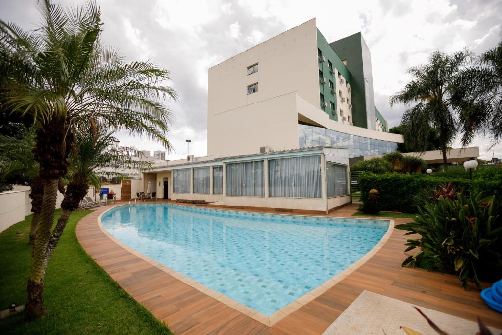 隆德里纳隆德里纳舒适套房酒店的大楼前的游泳池