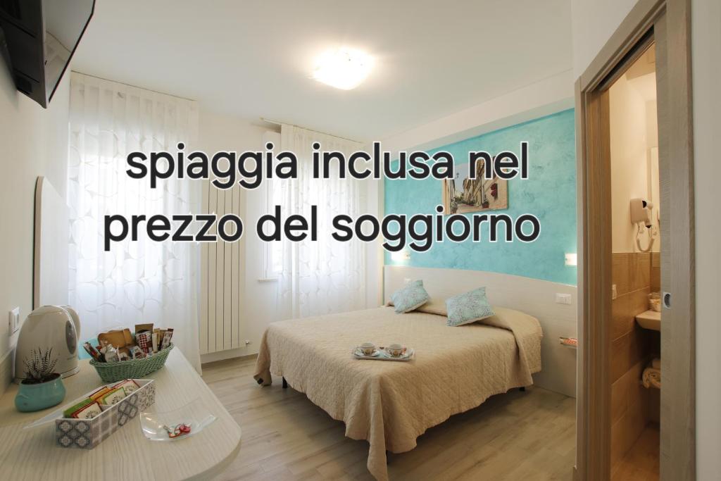 努马纳Affittacamere I Principi del Conero CIR 00041的卧室配有一张床和一张桌子