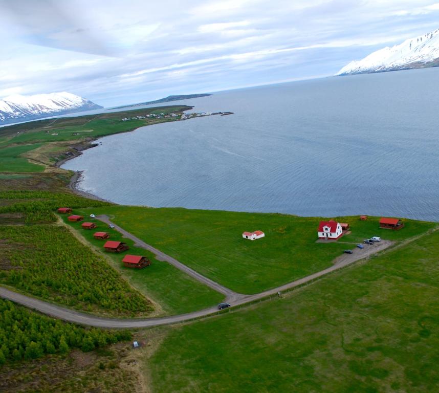 Stærri-Árskógur伊特利维克度假屋的近水农场的空中景观