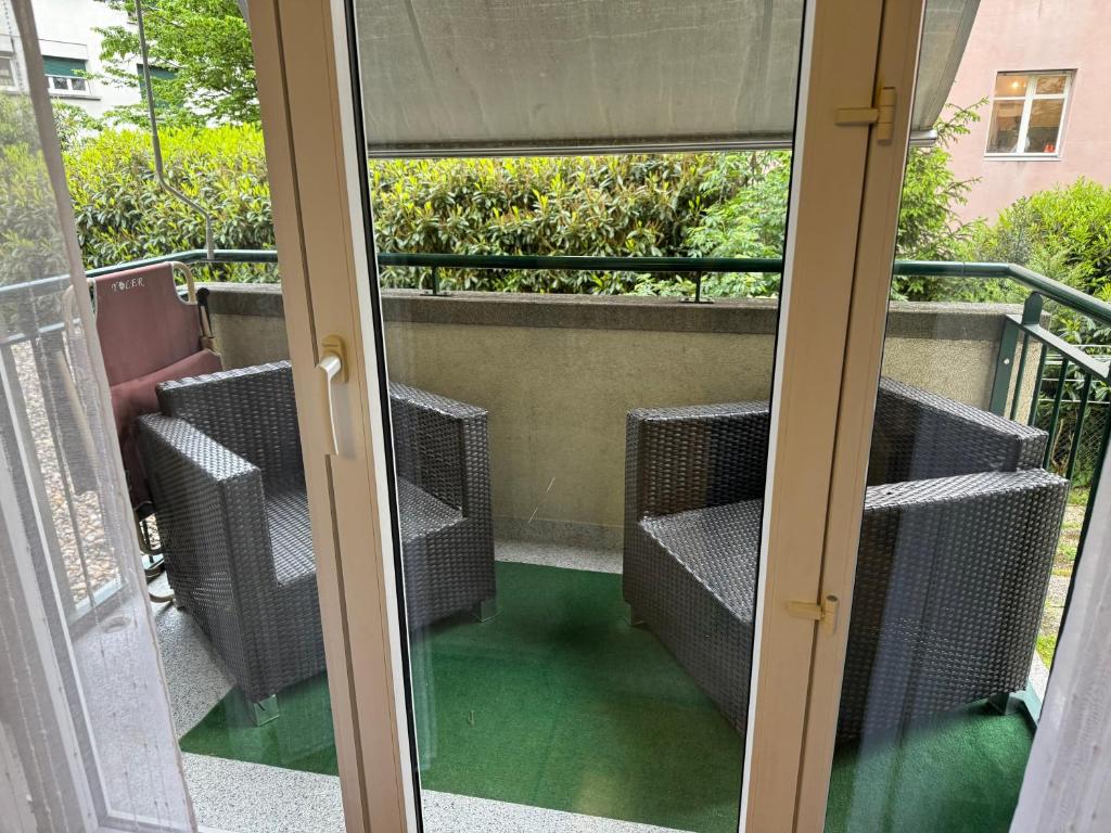 洛桑Apartahotel Confort的透过玻璃门可欣赏到阳台的景色
