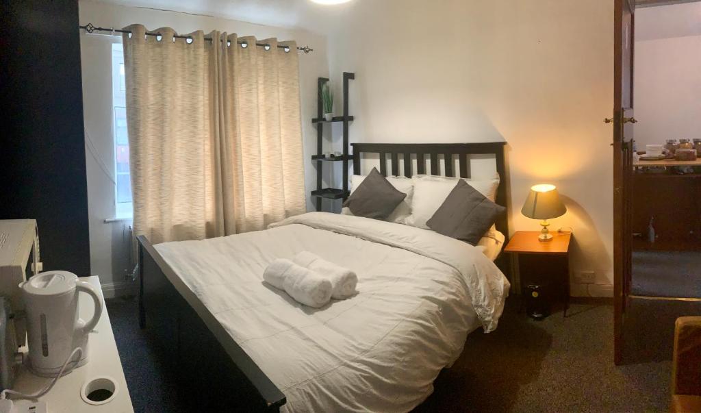 曼彻斯特Stay Inn M30的一间卧室配有一张带白色毛巾的床