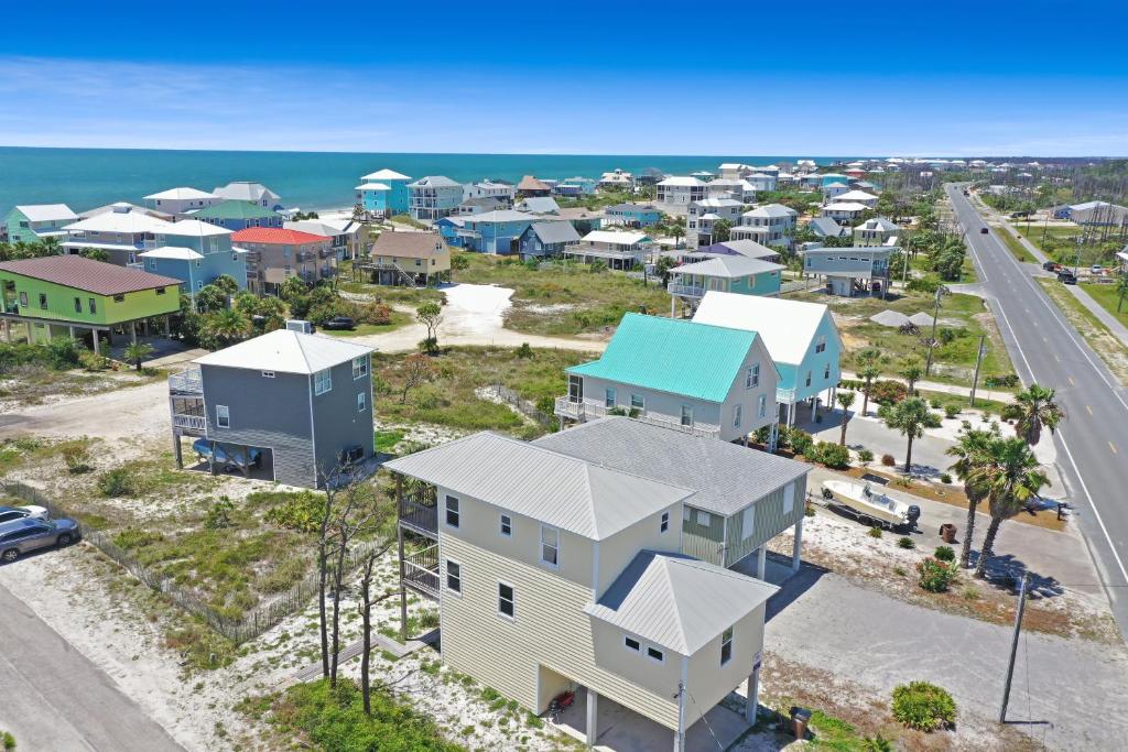 Cape San BlasReveille by Pristine Properties Vacation Rentals的享有住宅区和海洋的空中景致