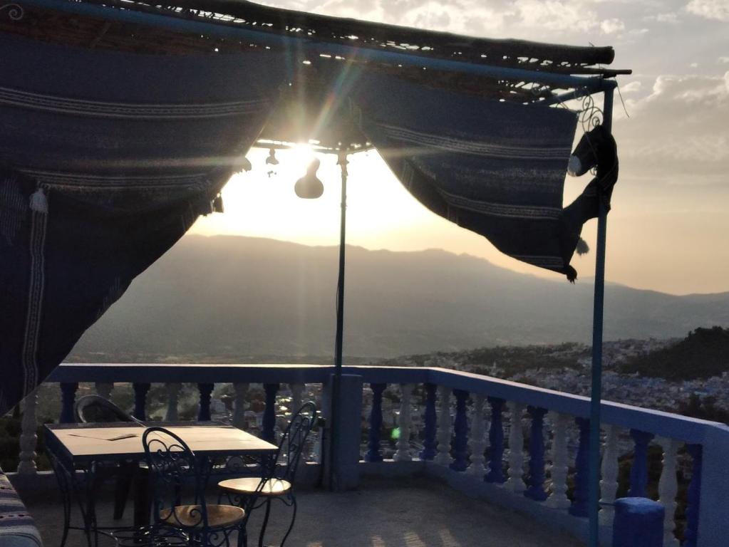 舍夫沙万Blue House Town的阳台上的桌椅享有日落美景