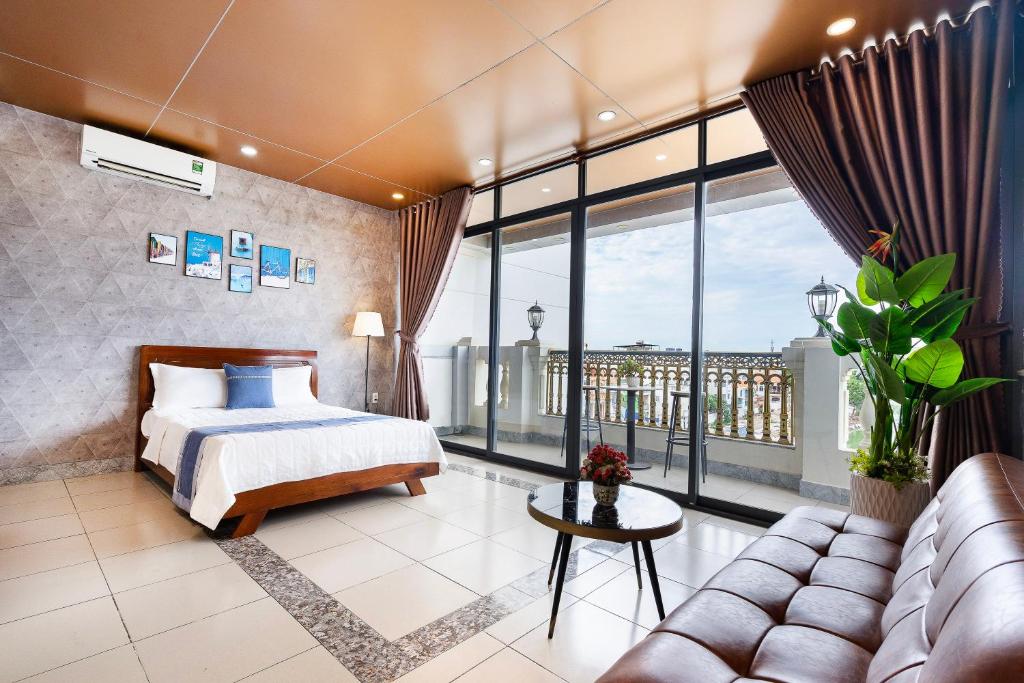 头顿CAMY Hotel Vung Tau的酒店客房,配有床和沙发