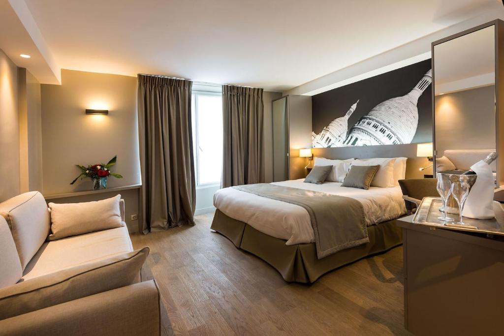 巴黎巴黎午夜酒店的酒店客房,配有床和沙发