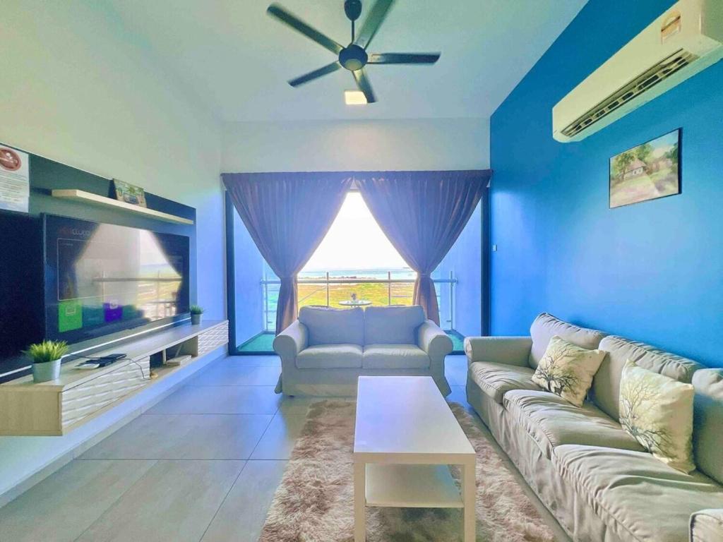 马六甲Atlantis Residences Melaka的带沙发和电视的客厅