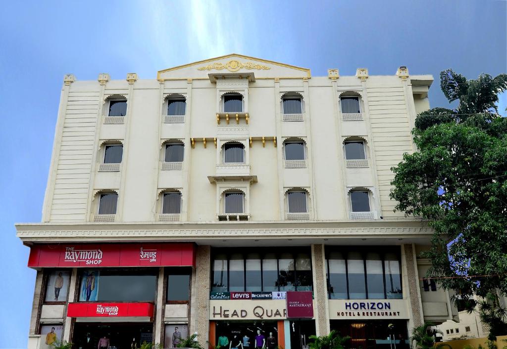 乌代浦地平线酒店的一条城市街道上的白色大建筑