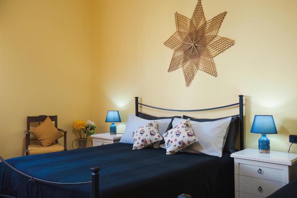 斯库索港柠檬树住宿加早餐酒店的卧室配有蓝色的床,墙上挂着星星