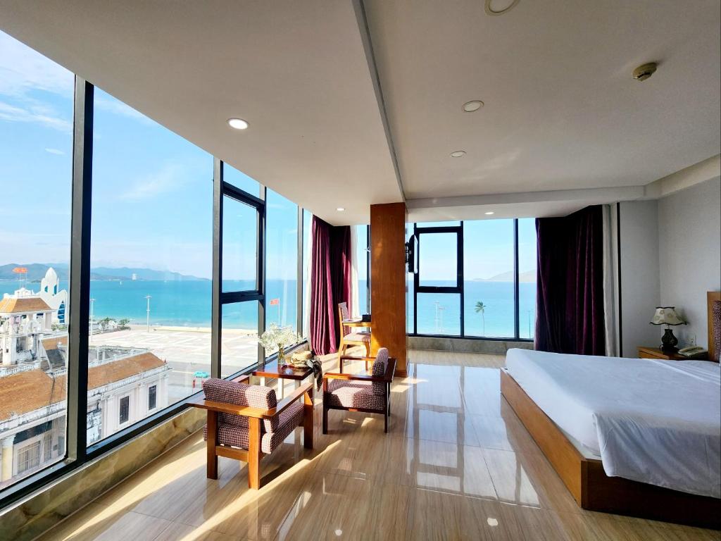 芽庄Happy Light Hotel Nha Trang的一间卧室配有一张床,享有海景