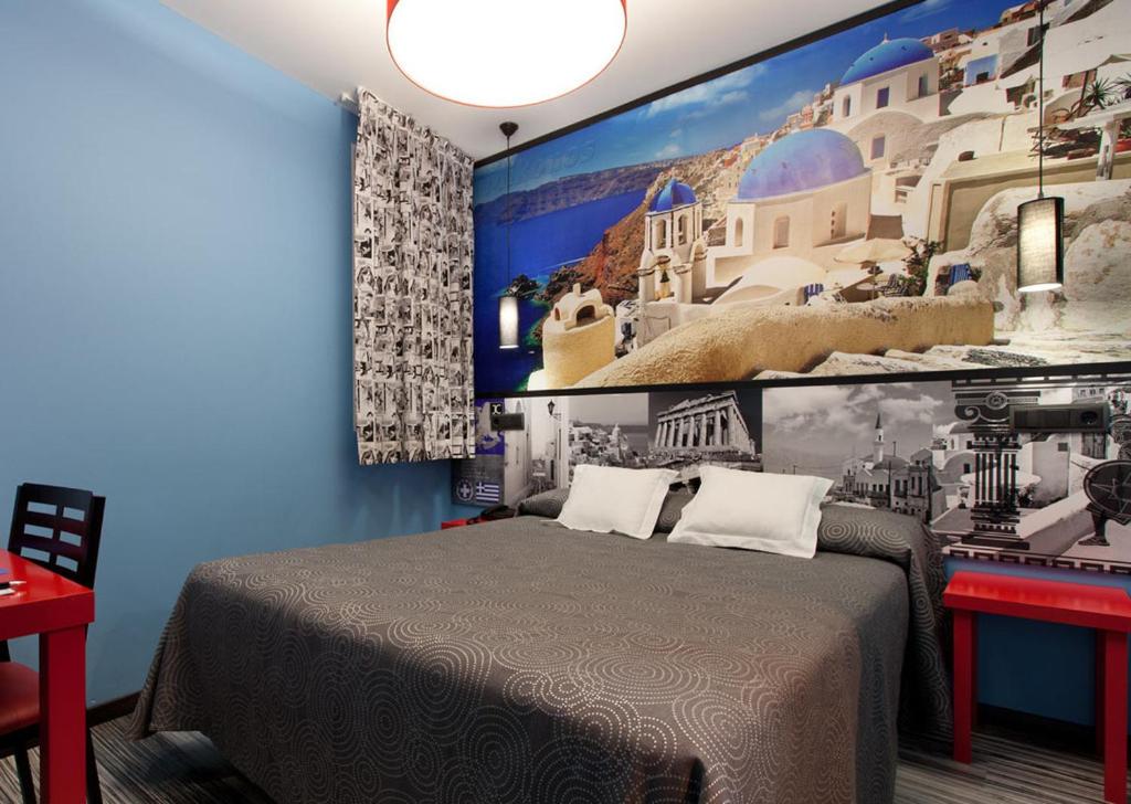 马德里JC客房圣多明各酒店的一间卧室配有一张壁画大床