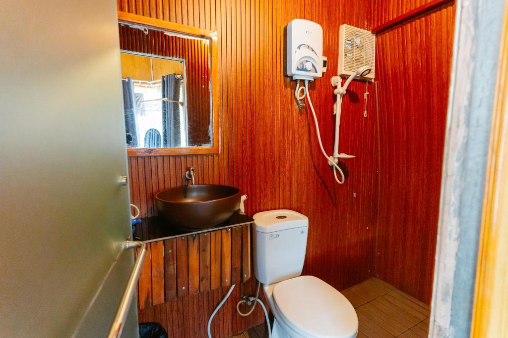 大叻Hoàng Gia Trang的一间带卫生间和水槽的小浴室