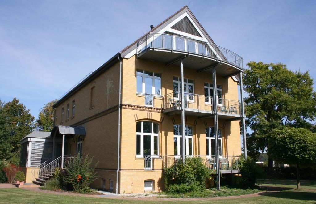 PoleyGästehaus am Lausitzring的一座大型砖砌建筑,上面设有阳台