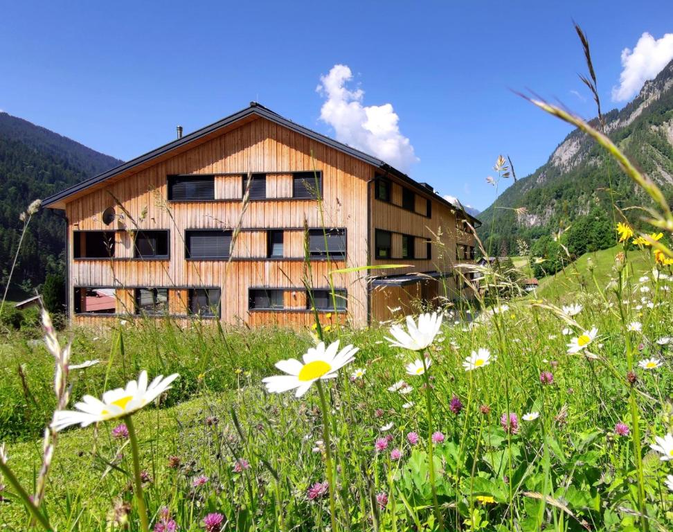 瓦尔德阿尔贝格Verwall Apartment Arlberg - mit Sauna, Balkon und Gästekarte Premium的前方花田中的建筑