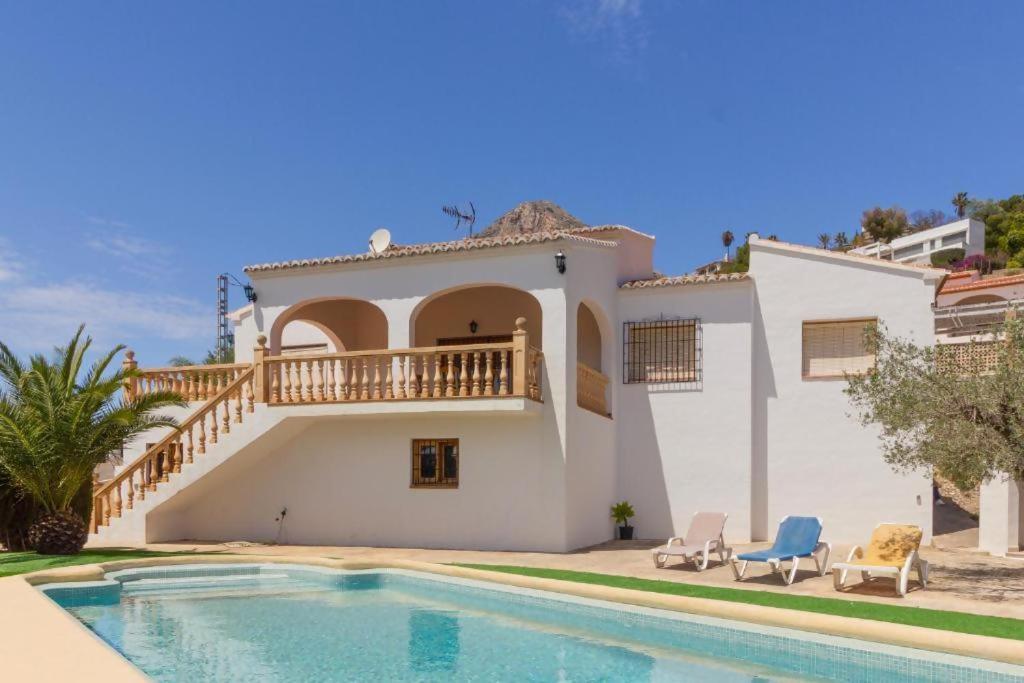 哈维亚Chalet Los Olivos con piscina的一座带游泳池和房子的别墅