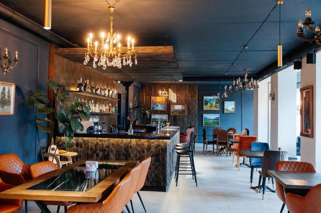 斯拉夫西克Tourkomplex Karpaty的餐厅设有酒吧和桌椅