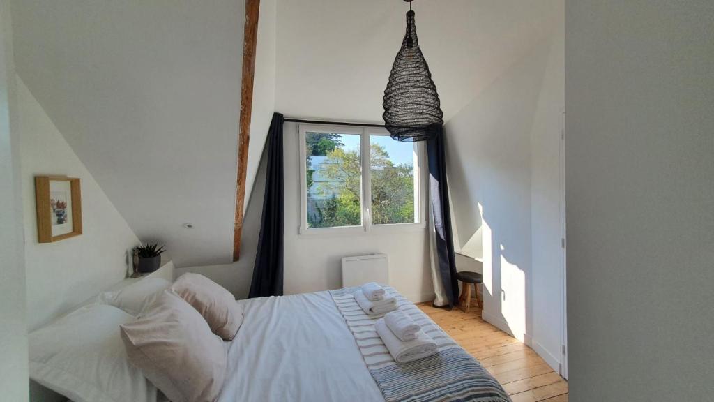 欧迪耶讷Sur le Port de Plaisance - Anatoline Appart'Hotel的卧室配有白色的床和窗户。