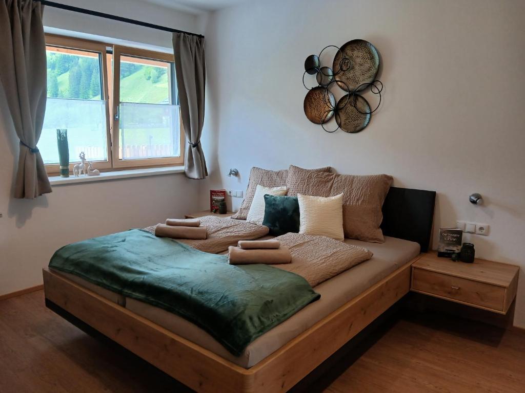 劳里斯Appartements Kumming的一间卧室设有一张大木床和窗户