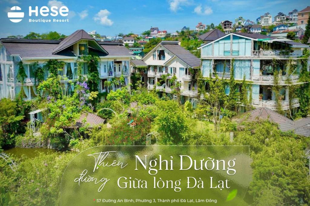 大叻Hese Dalat Boutique Resort的山丘上一群房子,上面有北边驾驶的头衔,