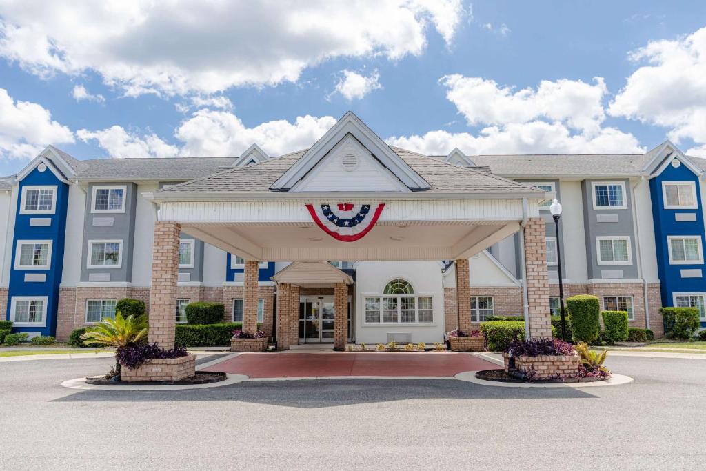 金斯兰Microtel Inn & Suites by Wyndham Kingsland Naval Base I-95的前面有美国国旗的旅馆