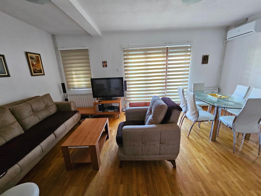 奥赫里德VN APARTMENTS OHRID的客厅配有沙发和桌子