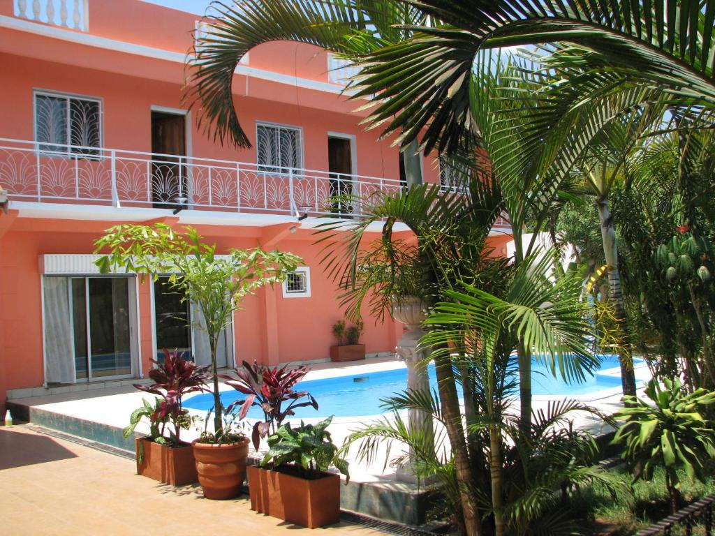 IvatoAvamada Lodge的一个带游泳池和棕榈树的度假村