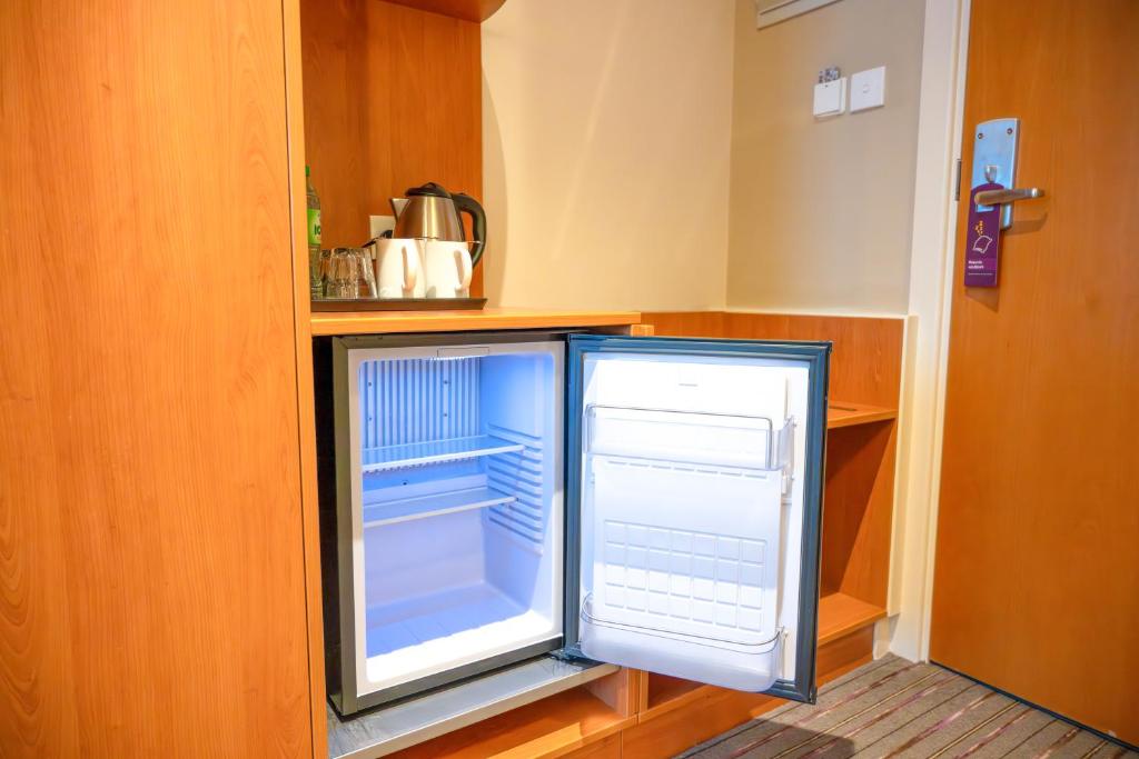 Premier Inn Abu Dhabi Airport Business Park的厨房或小厨房