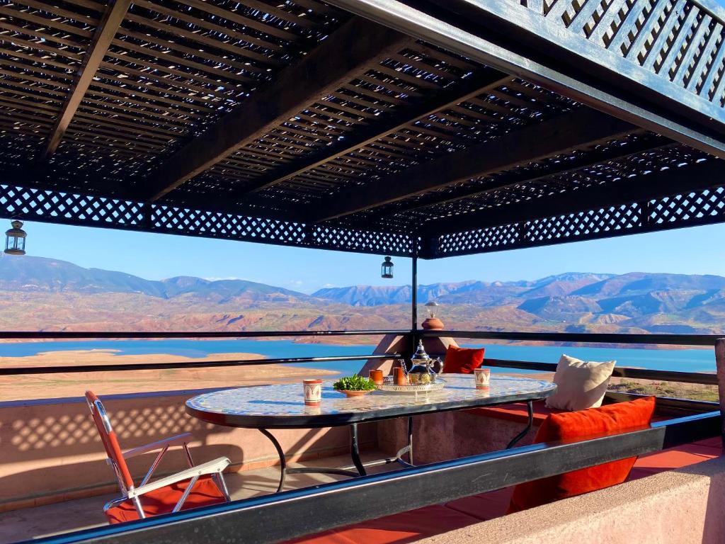 奥比丹petite jolie maison vue sur lac的阳台上的桌子享有沙漠美景