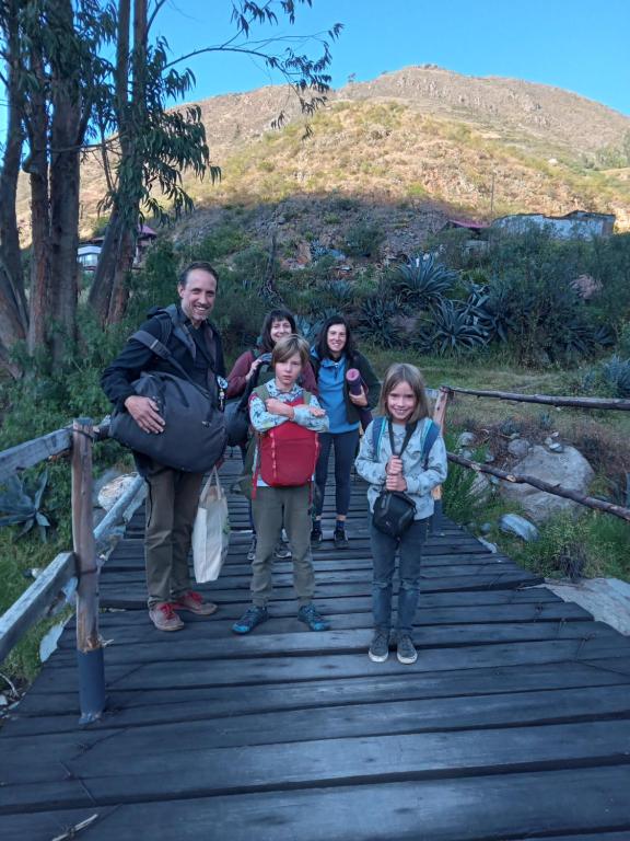 瓦拉斯casa montañista lodge & camping的一群站在木桥上的人